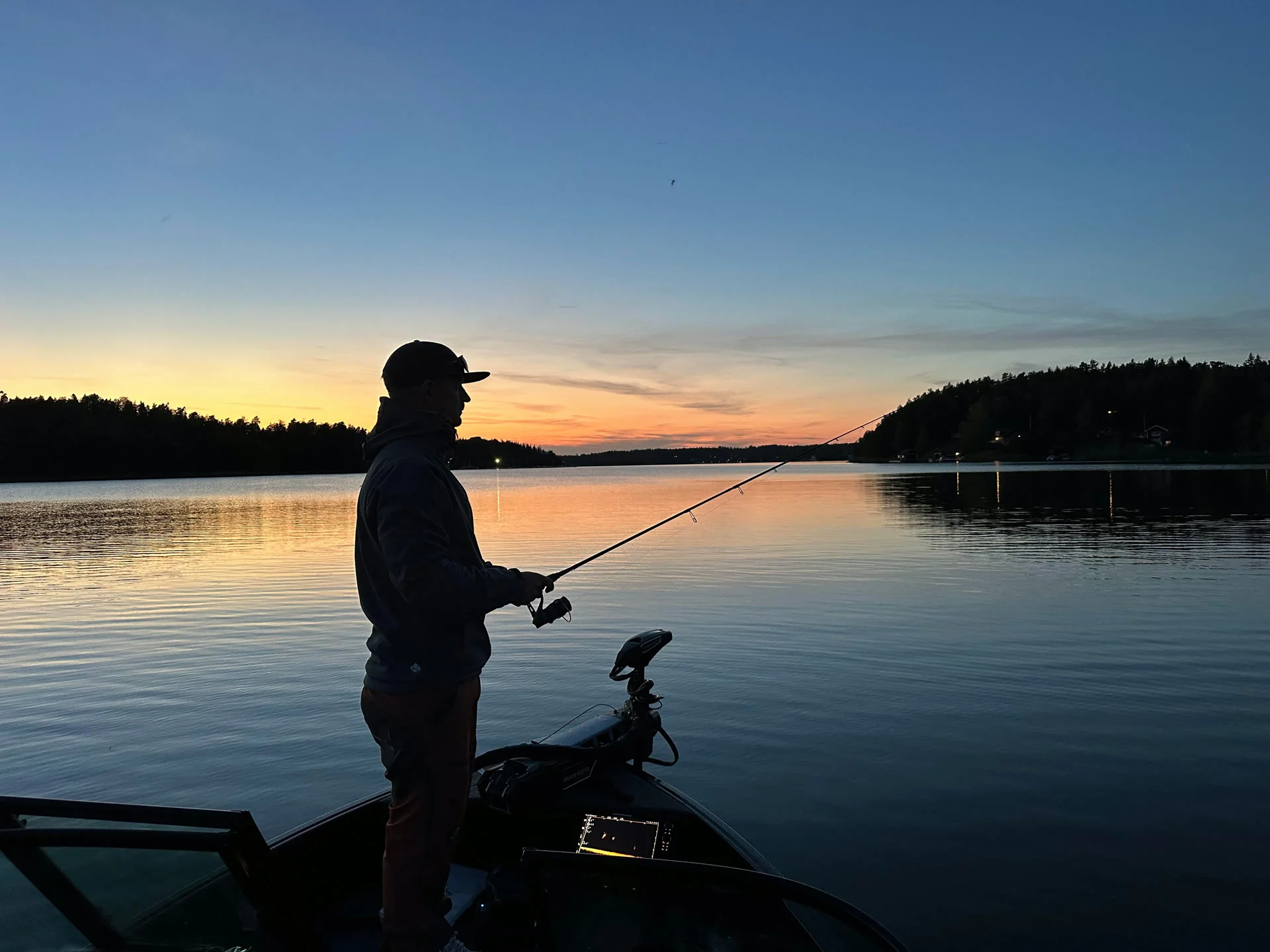Miika fiskar vid solnedgång i Stockholms skärgård